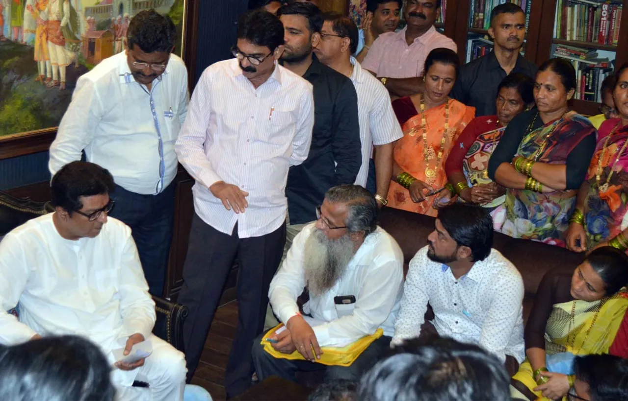 दक्षिण मुंबई के मछुआरों से मुलाकात करने पहुंचे महाराष्ट्र नवनिर्माण सेना के प्रमुख राज ठाकरे