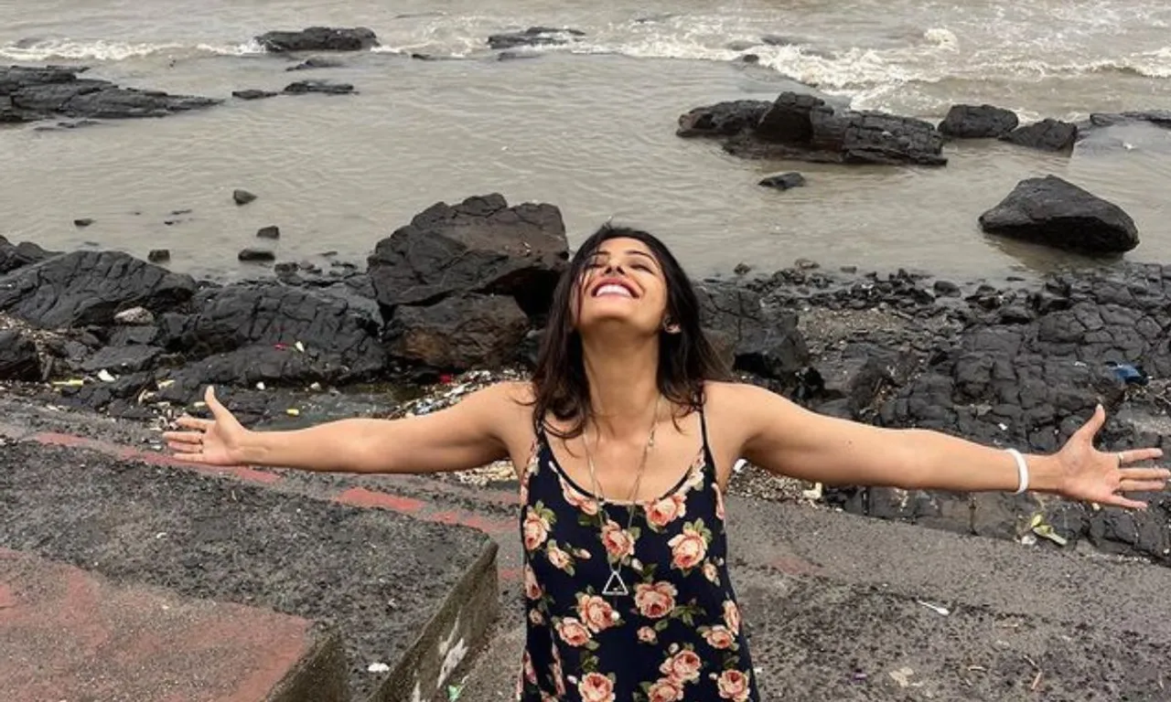 Sanchita Banerjee मानसून की बारिश में चाय और पकौड़े खूब पसंद करती है