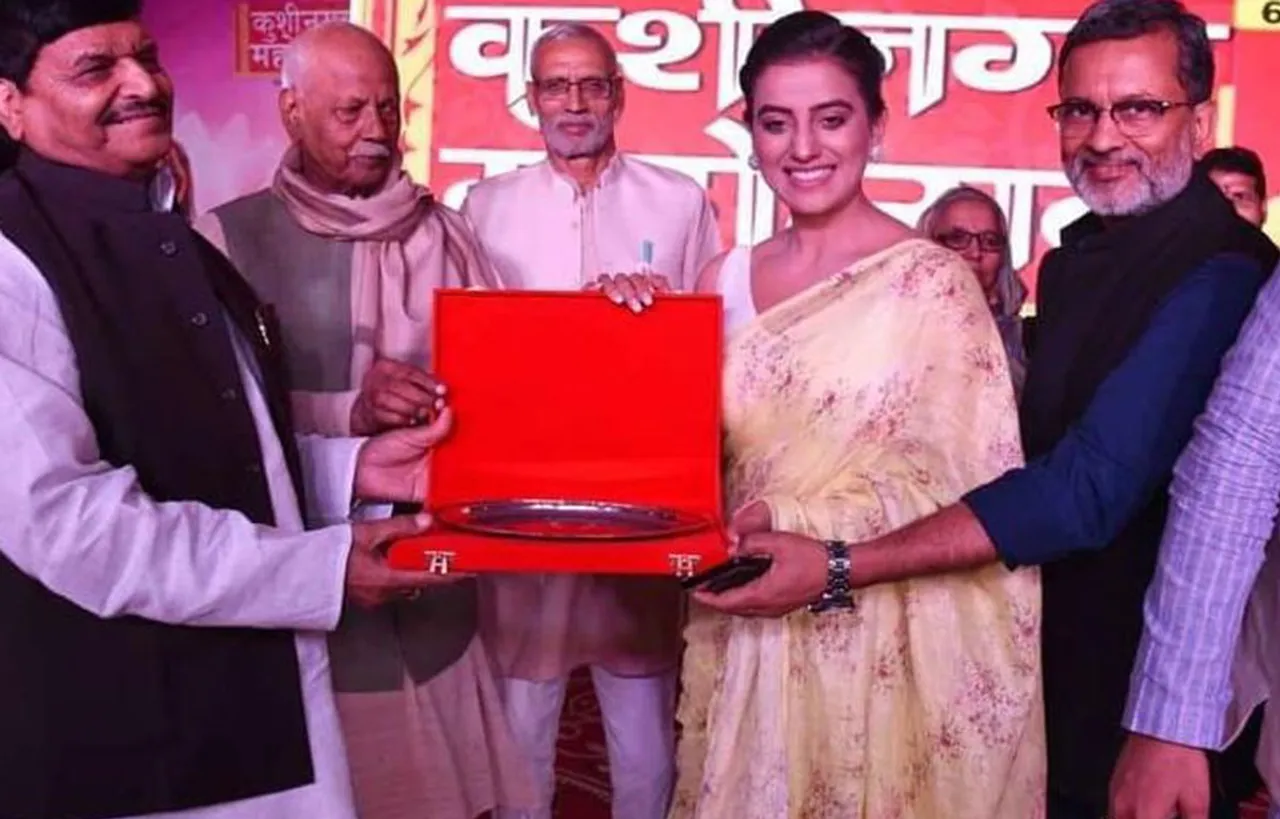 कुशीनगर महोत्‍सव में अक्षरा सिंह को शिवपाल यादव ने किया सम्‍मानित