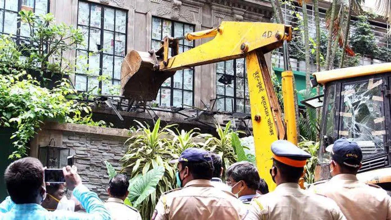 बीएमसी की कार्यवाही पर जमकर बरसे बॉलीवुड सेलेब्रिटीज़, अनुपम खेर ने कहा- अफसोस है