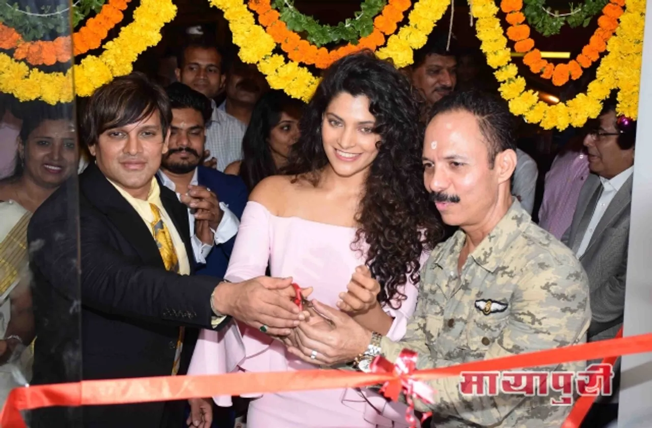 बॉलीवुड एक्ट्रेस सैयामी खेर, यश बिरला और मिक्की मेहता ने बिरला आयुर्वेद स्टोर लॉन्च किया