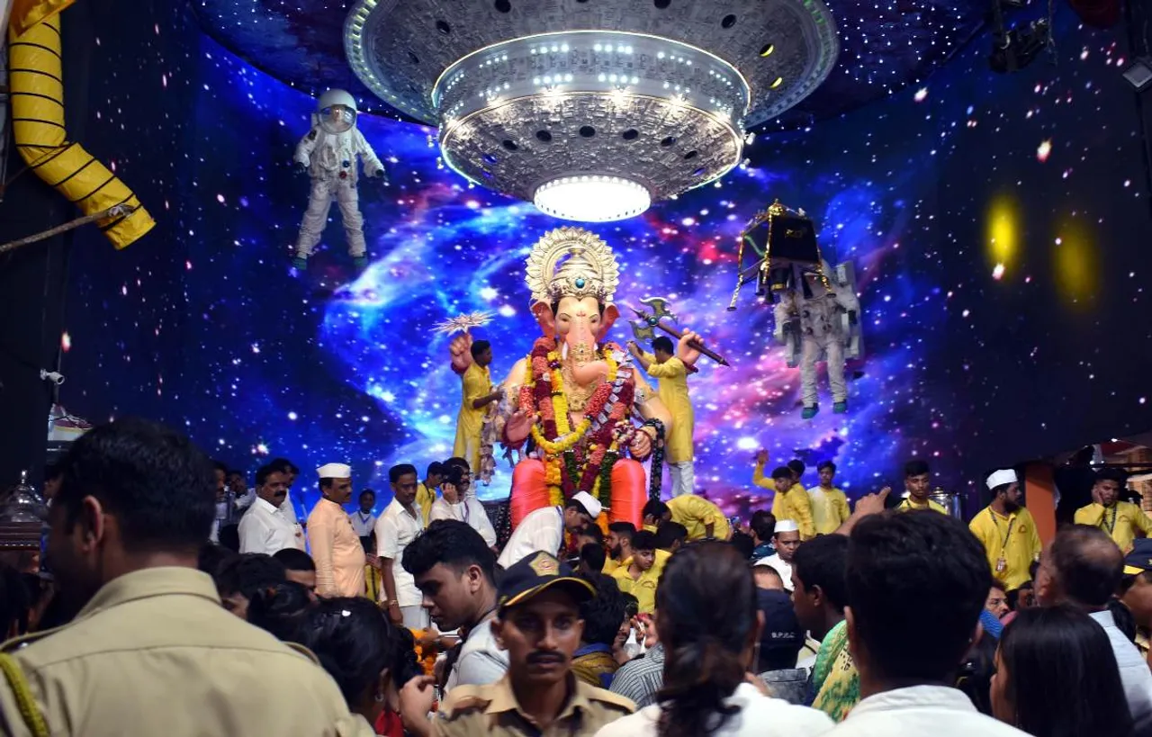 गणेश चतुर्थी शुरू होते ही भक्त लालबागचा राजा पंडाल में पूजा अर्चना करते हैं