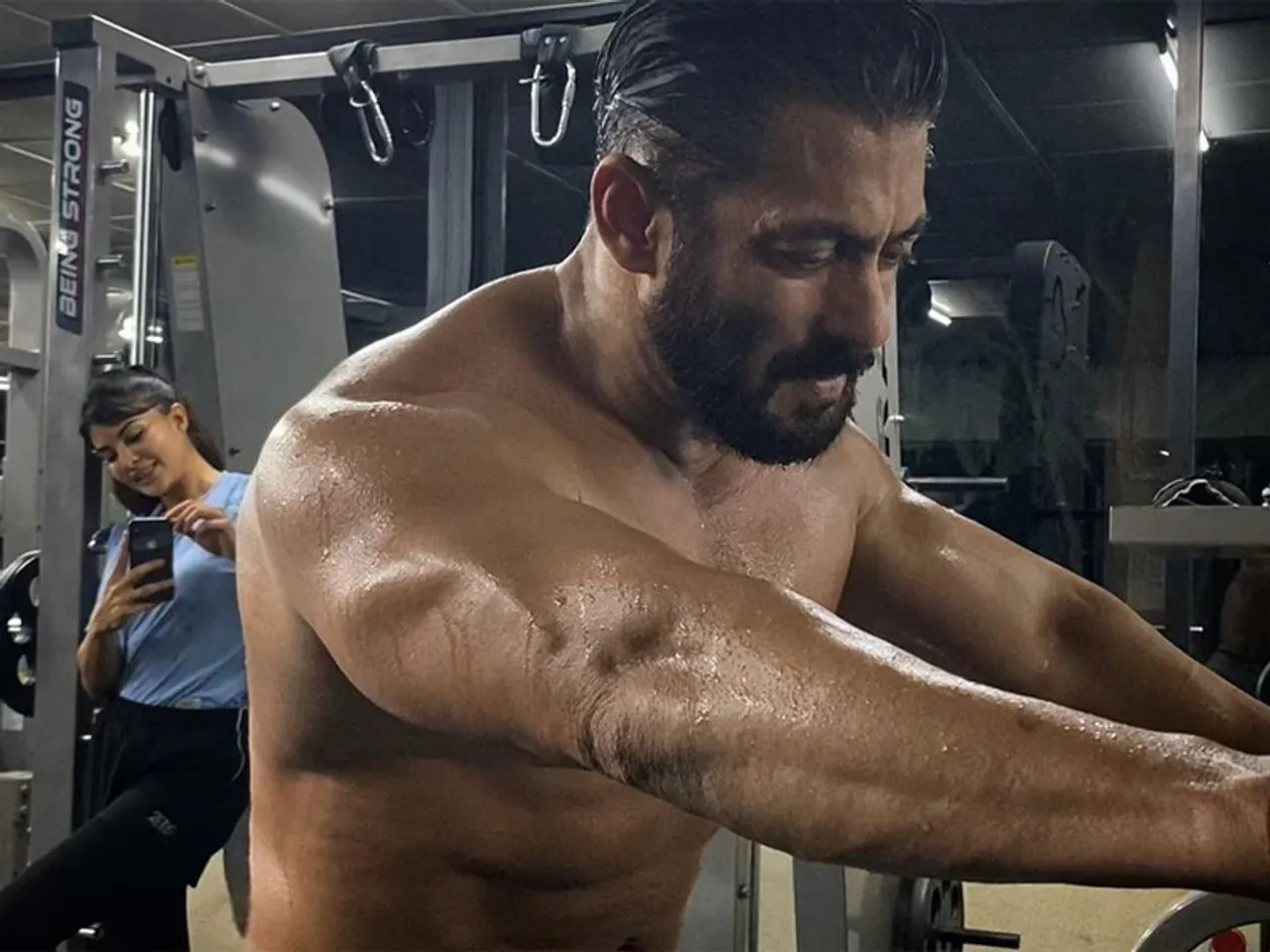 सलमान खान को वर्कआउट करते देख चोरी - चुपके तस्वीर ले रही थीं जैकलीन फर्नांडीज , फोटो हुआ वायरल