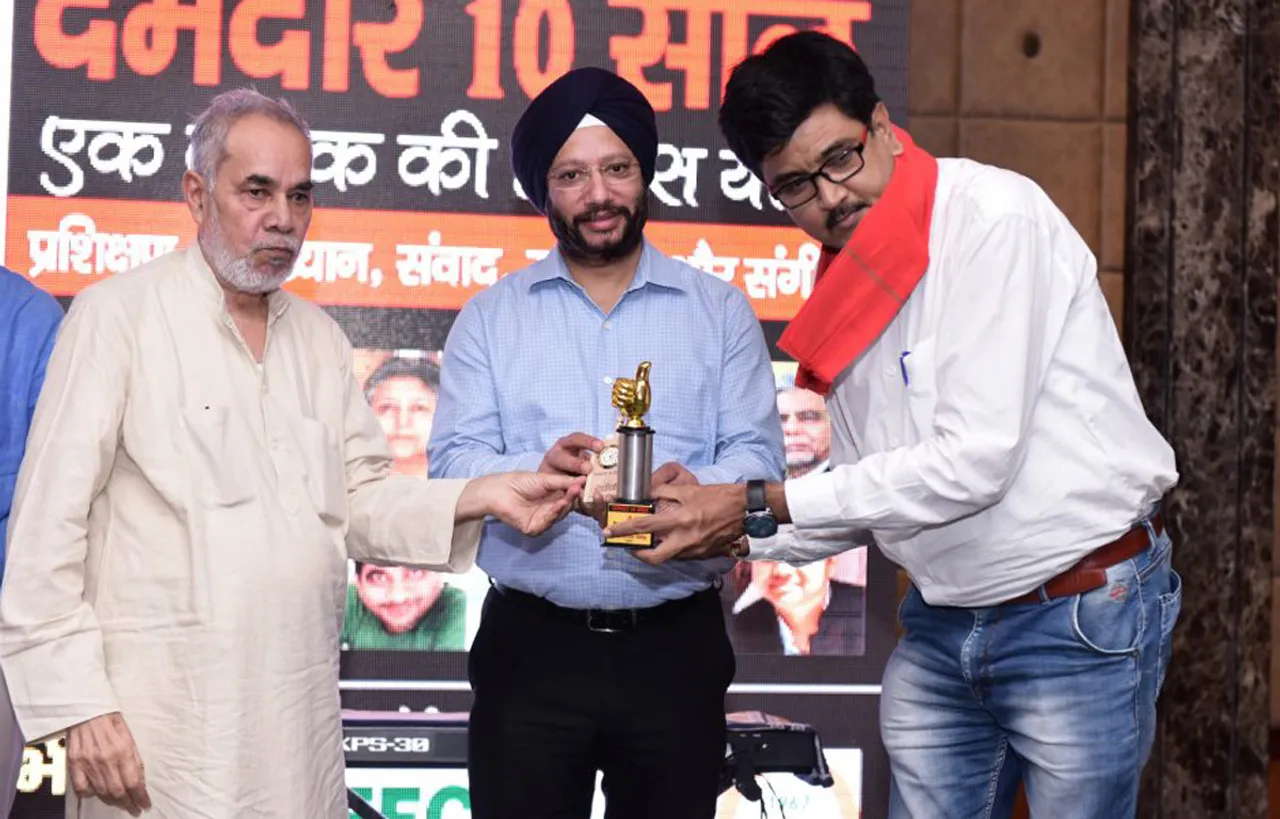 वरिष्ठ पत्रकारों की मौजूदगी में पत्रकार शशिकांत सिंह का सम्मान