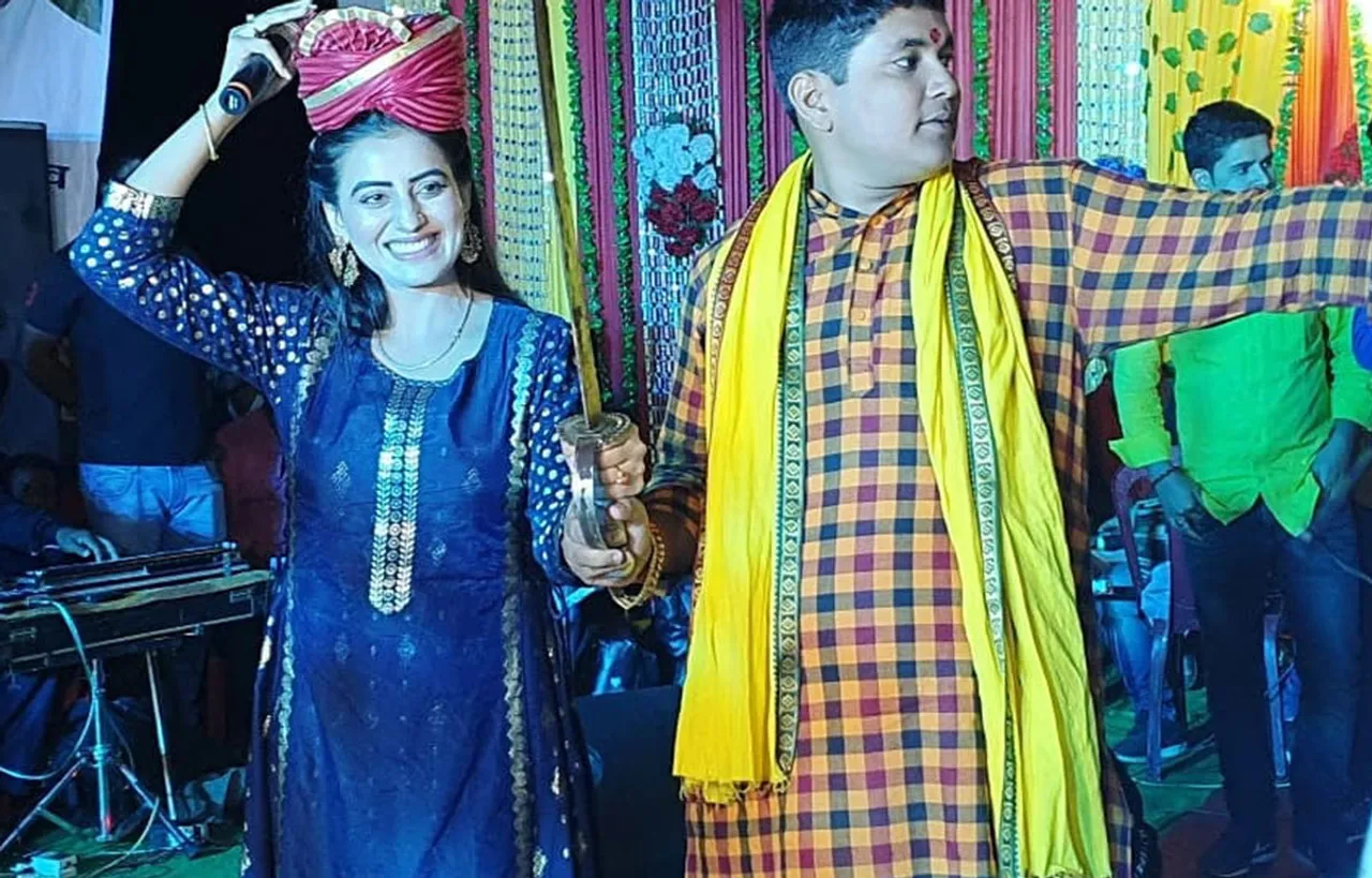 बाबू वीर कुंवर सिंह की धरती पर पगड़ी और तलवार से सम्मानित होने वाली पहली फिल्मी हस्ती बनीं अक्षरा सिंह