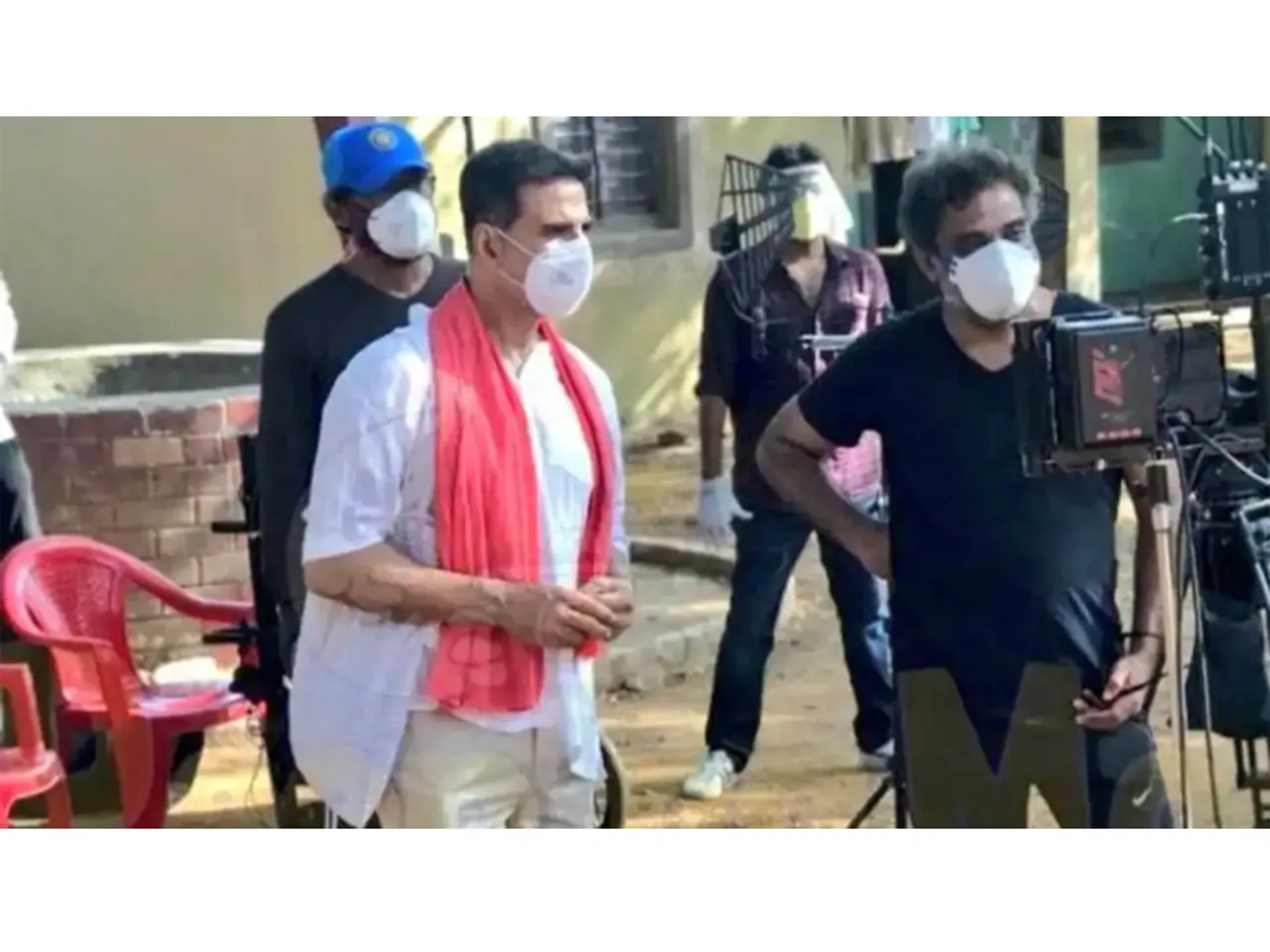 लॉकडाऊन के बीच शूटिंग/ दो महीने के बाद काम पर लौटे अक्षय कुमार, सेट से तस्वीरें वायरल, जानें क्या है पूरी सच्चाई