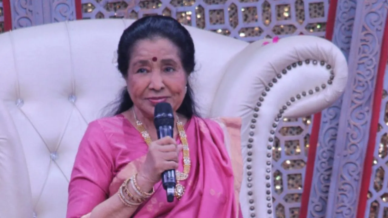 Asha Bhosle's cute gesture on the sets of Sa Re Ga Ma Pa Li'l Champs will touch everyone's heart!