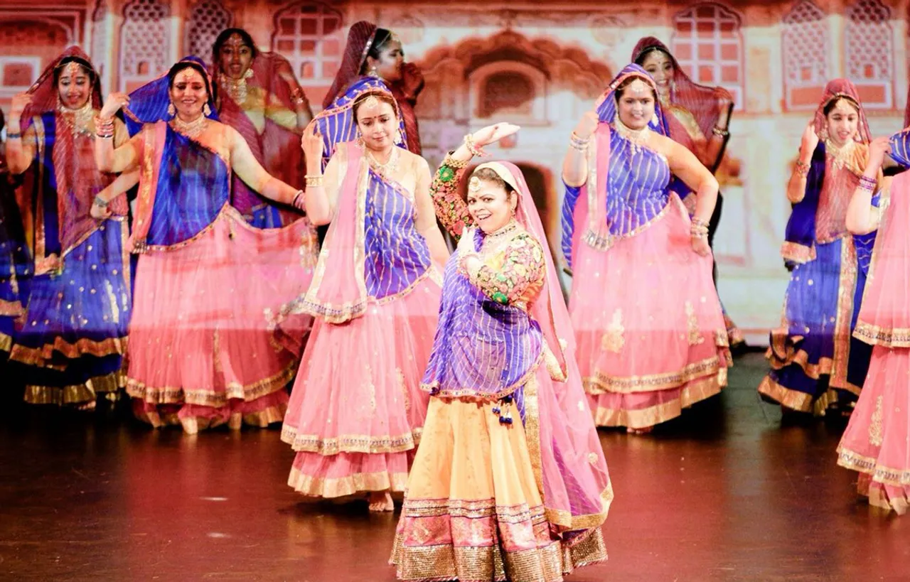 सिम्फोनी स्पेस थियेटर न्यूयॉर्क सिटी के "स्पॉटलाइट इन ए डांसिंग" शो में वर्षा नायक ने भारतीय संस्कृति का प्रतिनिधित्व किया