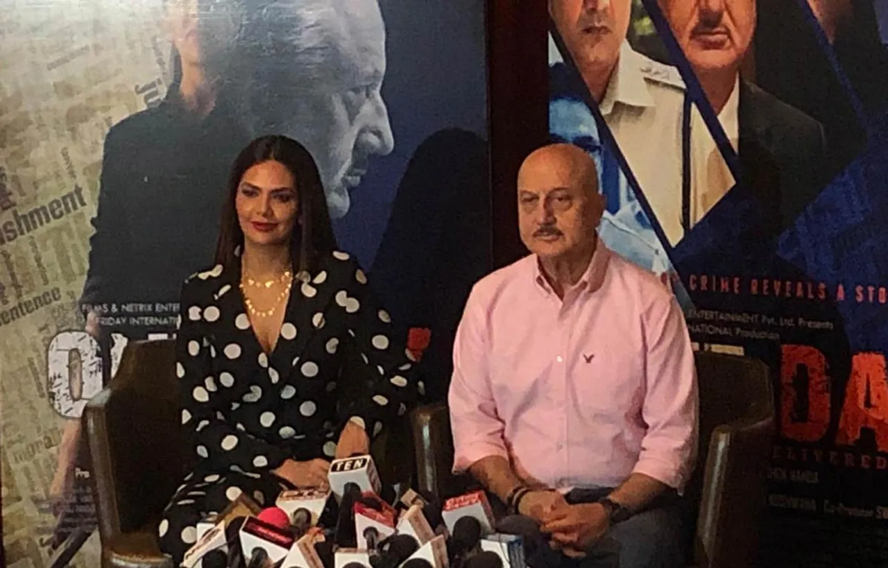 दिल्ली में आयोजित वन डे जस्टिस डिलीवर की प्रेस कॉन्फ्रेंस में शामिल हुए अनुपम खेर और ईशा गुप्ता