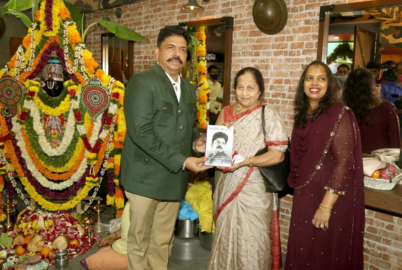 मधुर भंडारकर, अर्जन बाजवा, सांसद राहुल शेवाले बांद्रा वेस्ट में शिवा सैल्यूट सैलून के उद्घाटन के लिए पहुँचे