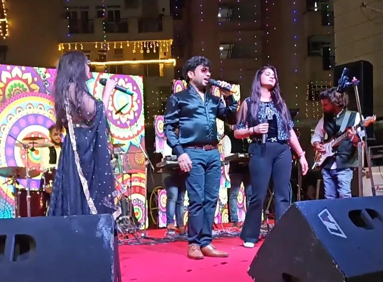 raj_mahajan_singing_on_stage