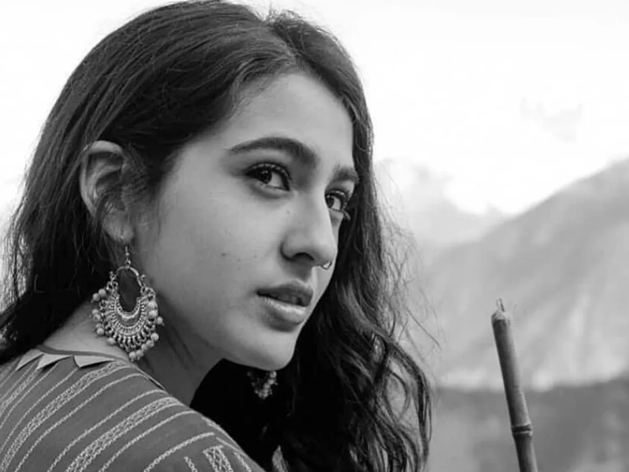 Black & White Challenge: सारा अली खान ने मां अमृता सिंह के साथ शेयर की फोटो