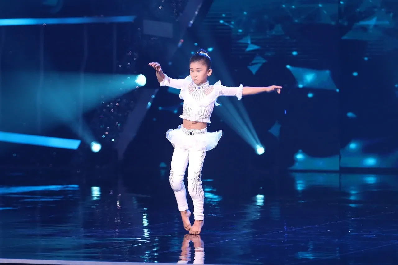  रेमो डी’सूजा, जो प्रतियोगी स्प्रीहा के प्रशंसक हैं, Super Dancer Chapter 4 में उनके साथ एक सेल्फी ली है