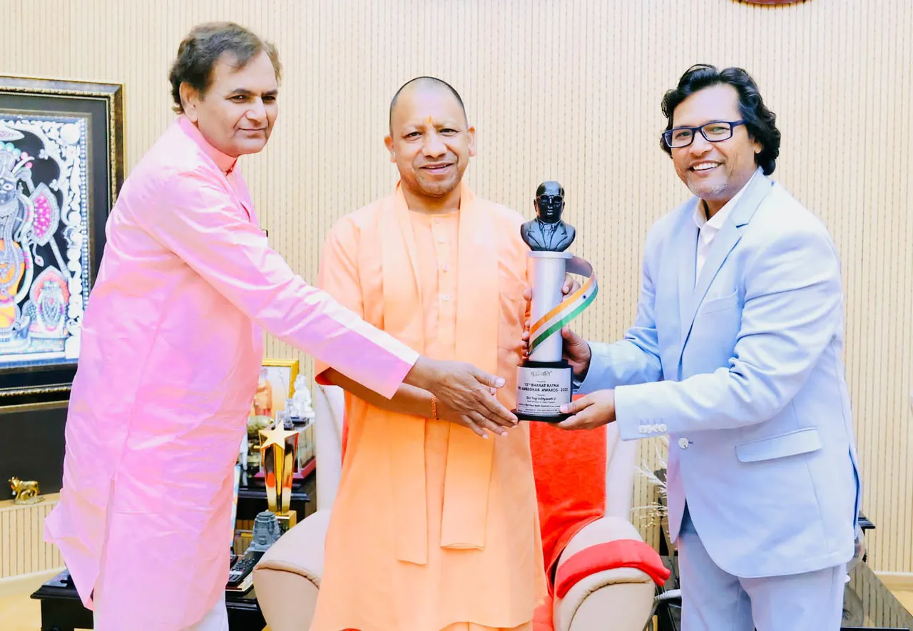 कैलाश मासूम ने दिया मुख्यमंत्री योगी आदित्यनाथ को भारत रत्न डॉ.अंबेडकर अवार्ड 