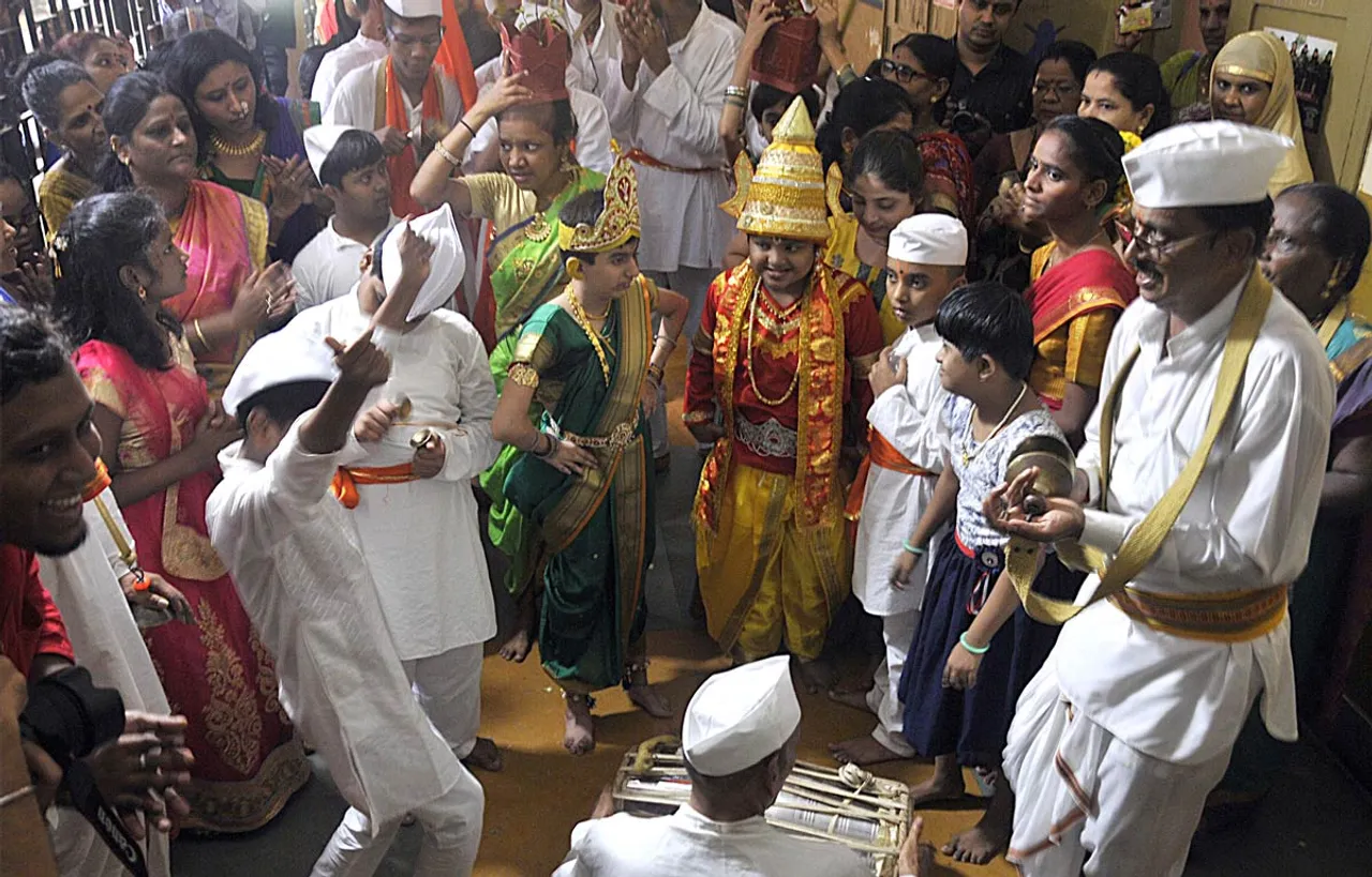 पोइबावाड़ी म्युनिसिपल स्कूल अशक्त बच्चों ने मुंबई में पर्यावरण को बचाने का दिया संदेश