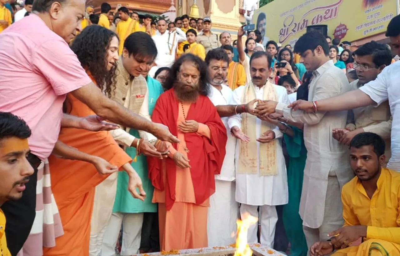 Photos : ऋषिकेश के गंगाघाट पर हुई पीएम मोदी की बायोपिक की स्क्रीनिंग