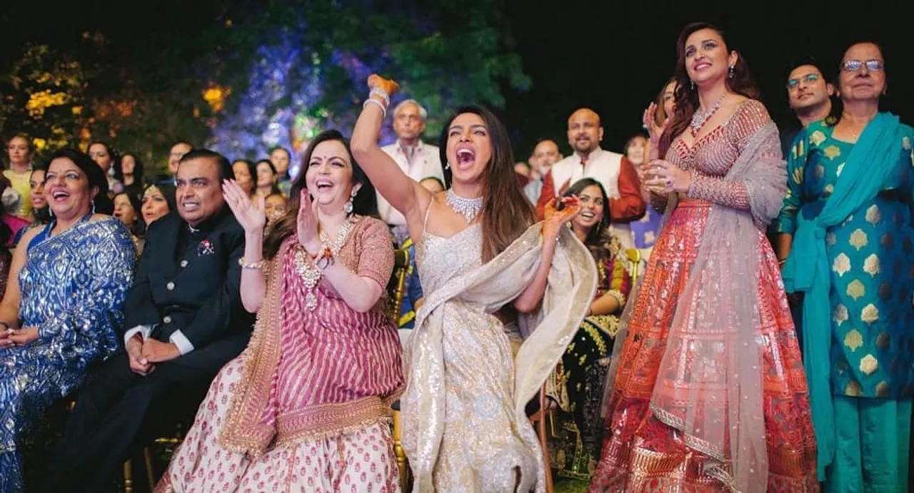 संगीत सेरेमनी में एक बार फिर देसी गर्ल बनीं प्रियंका चोपड़ा, निक ने भी किया जबरदस्त डांस