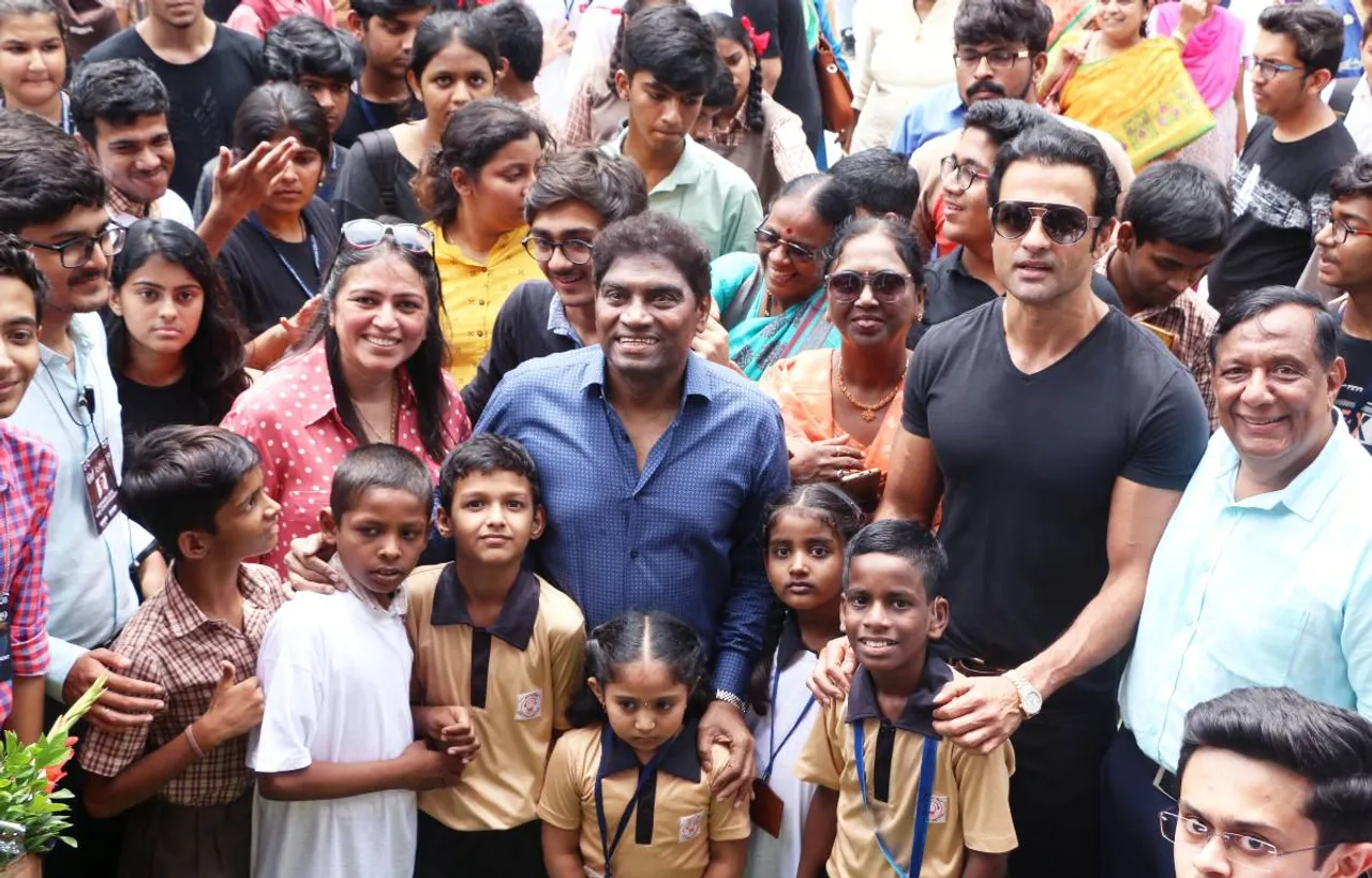 विश्व बधिर दिवस से पहले जोश फ़ाउंडेशन और मिठीबाई कॉलेज के‌ छात्रों ने मानव श्रृंखला बनाई