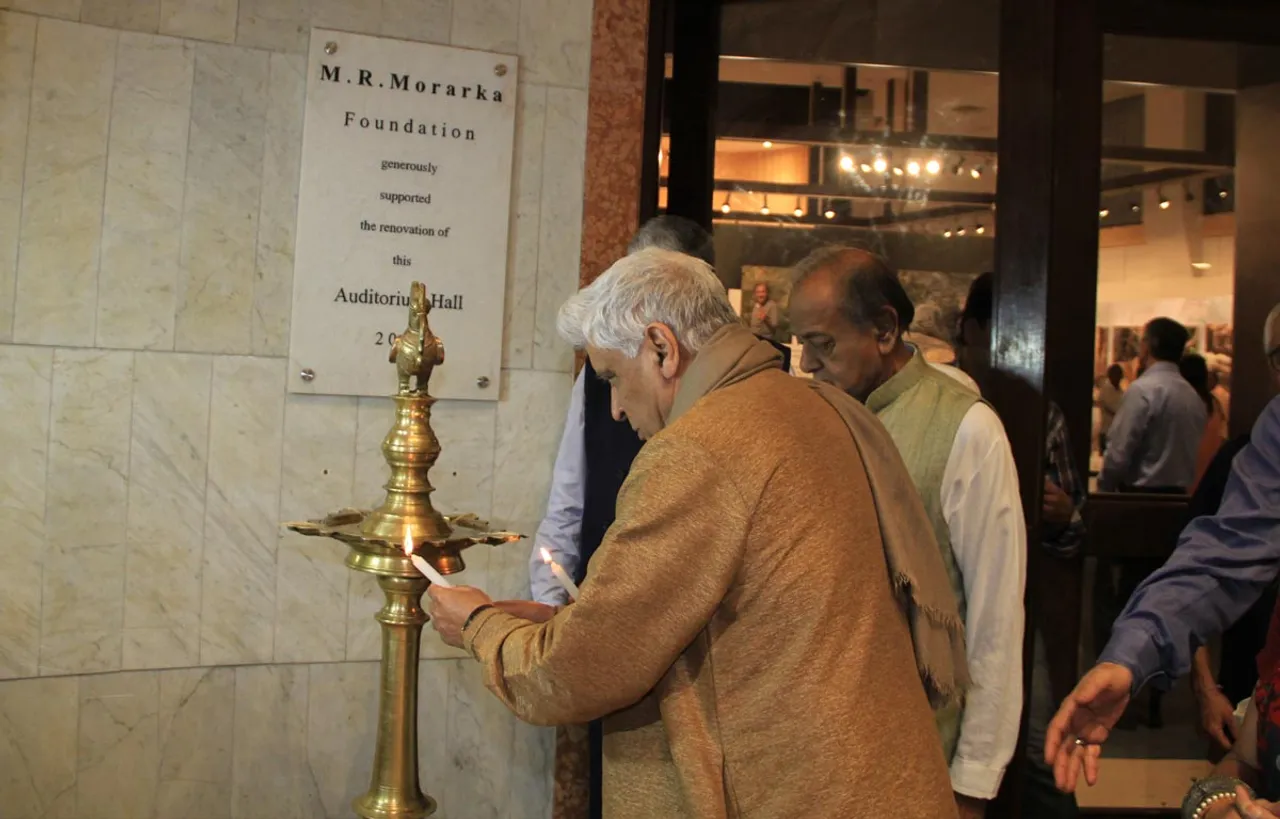 मुंबई में जावेद अख्तर ने यूनियन मिनिस्टर कमल मोरारका के नवीनतम एक्सिबिशन द बिग कैट्स का उदघाटन किया