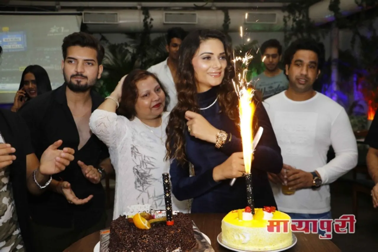 सेजल शर्मा ने अपने दोस्तों के साथ मनाया जन्मदिन