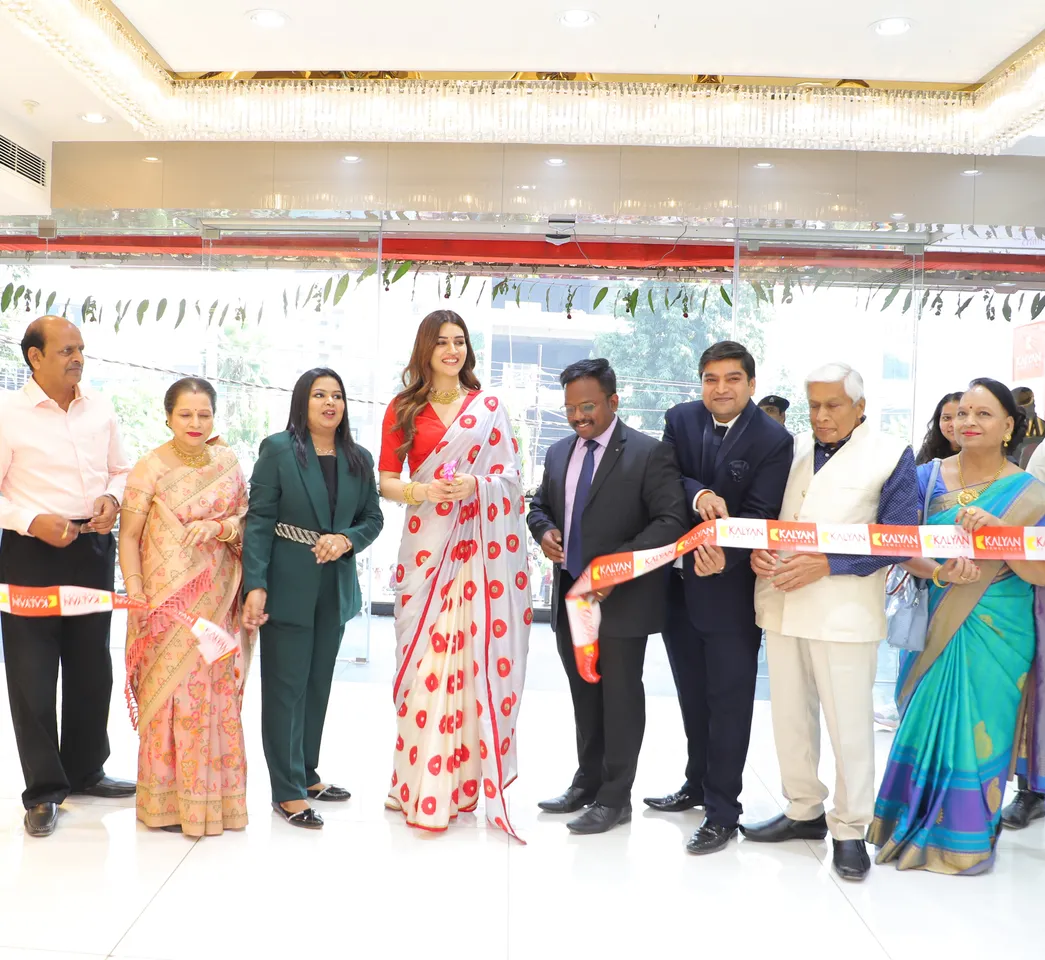 Kriti Sanon ने मुरादाबाद के सिविल लाइन्स में किया Kalyan Jewellers के नए शोरूम का उदघाटन