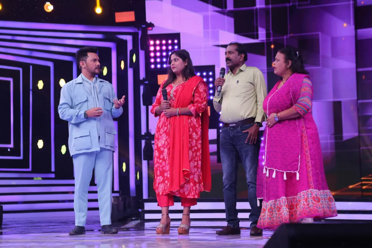 Sa Re Ga Ma Pa ने अपने सेट पर इस बेमिसाल पिता को आमंत्रित किया, जहां जज - Neeti Mohan, Anu Malik और Mithun Da ने उनकी समझदारी को किया सलाम