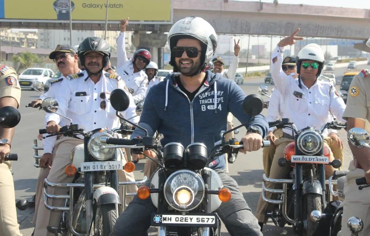 ट्रैफिक पुलिस अफसरों के साथ बाइक पर सवार हो शहर की सवारी करने पहुंचे मनीष पॉल