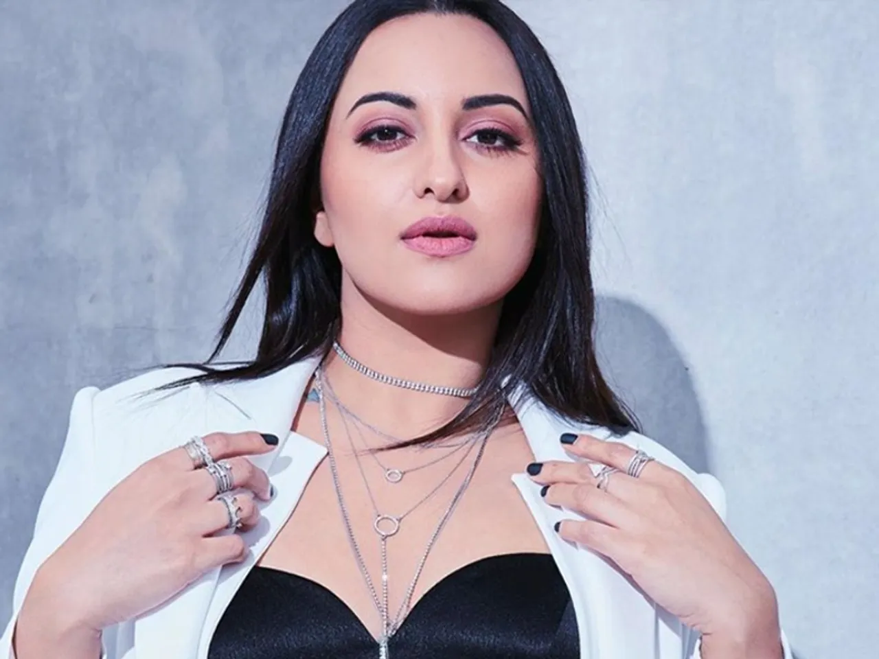 सोनाक्षी सिन्हा ने डिएक्टिवेट किया ट्विटर अकाउंट, कहा- आग लगे बस्ती में, मैं अपनी मस्ती में