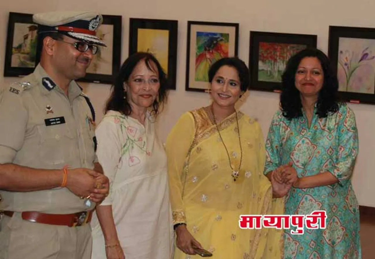 एक्ट्रेस निशिगंधा वाड ने ममता गोगटे की कला प्रदर्शनी 'ब्रशफुल ऑफ कलर्स' का उद्घाटन किया