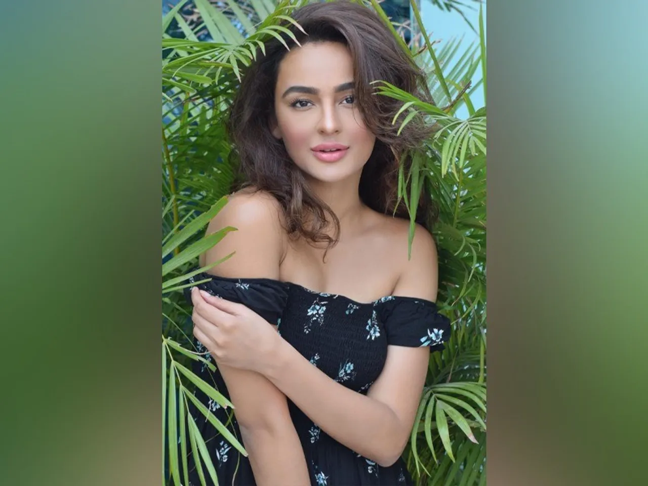 "कृष्णा एंड हिज़ लीला" की अपार सफलता के बाद इस साल बॉलीवुड में डेब्यू करने वाली है सीरत कपूर!