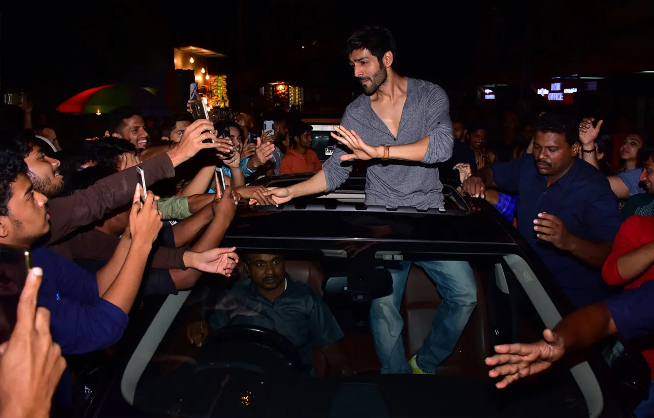 फैंस के साथ अपनी फिल्म ‘सोनू के टीटू की स्वीटी’ देखने पहुंचे कार्तिक आर्यन