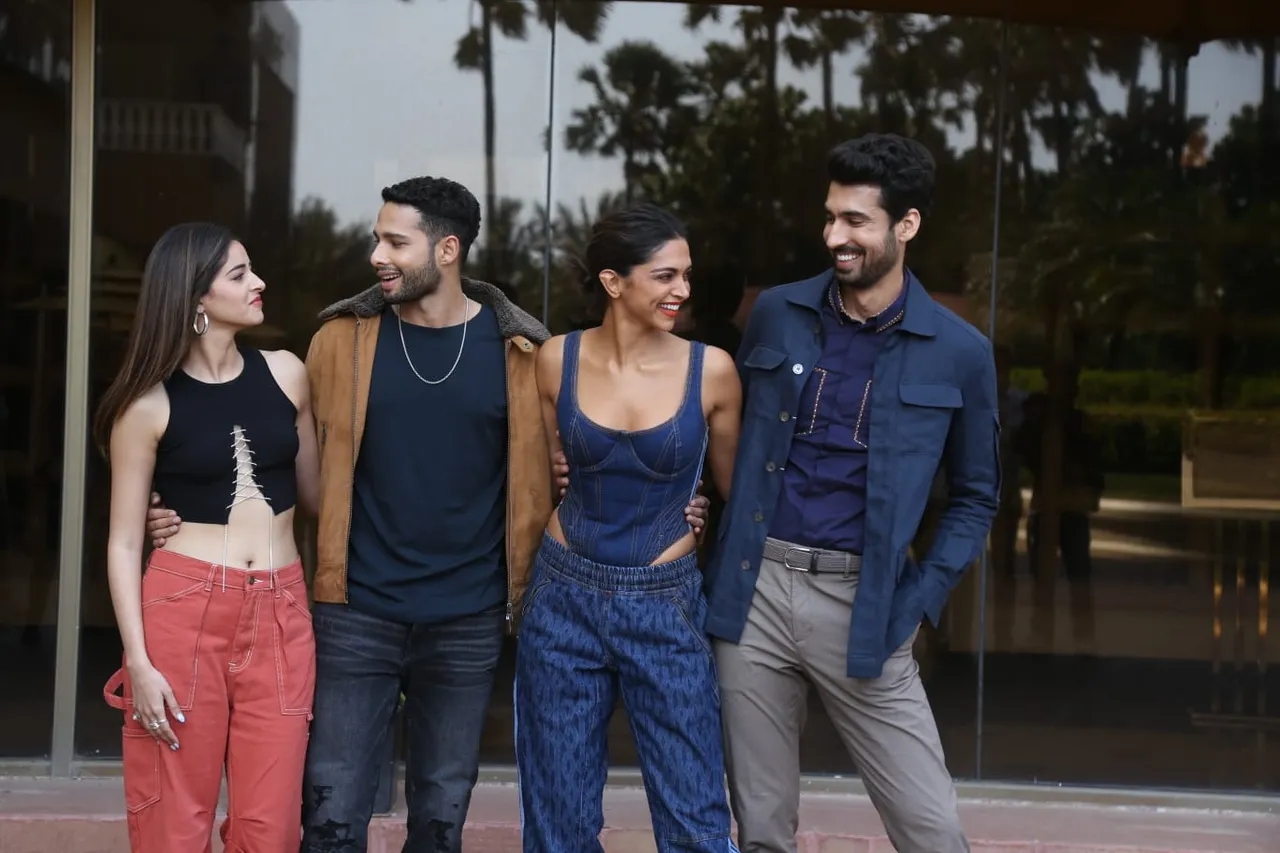 अपनी फिल्म के प्रमोशन के लिए डेनिम जोगर में नजर आई दीपिका पादुकोण, फैंस को पसंद नही दीपिका का यह लुक