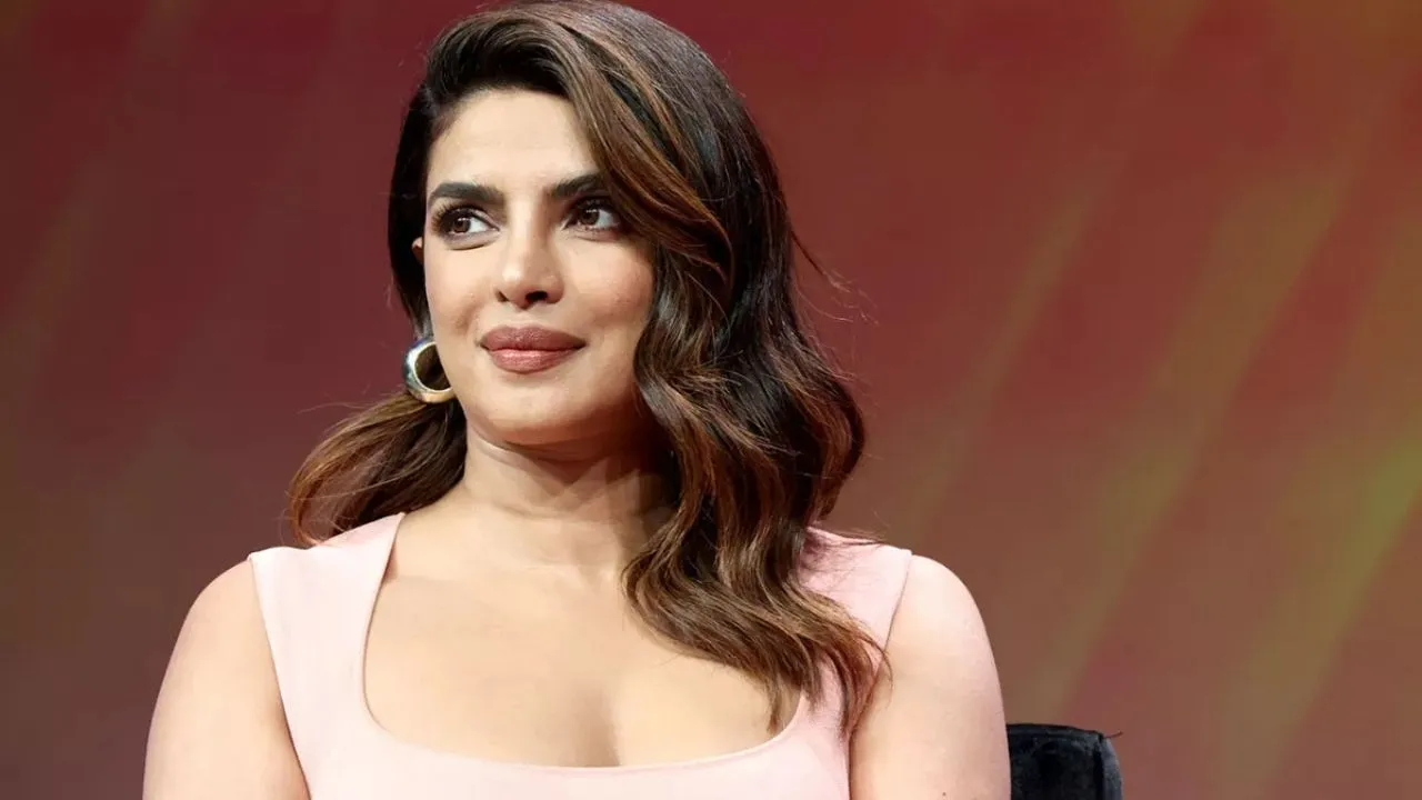 Priyanka Chopra फिल्म Love Again के सह-कलाकारों के साथ मस्ती करती आई नजर