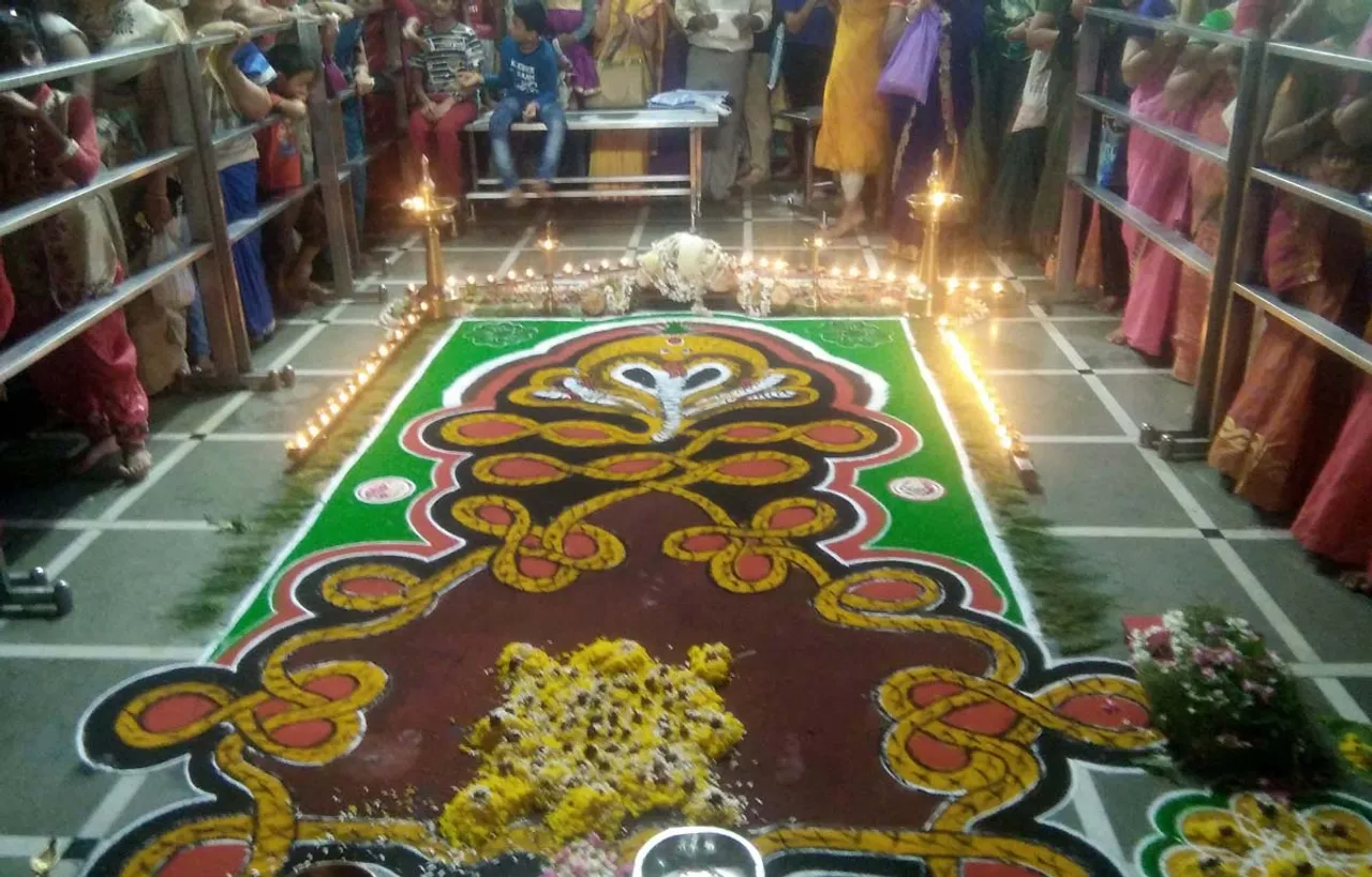 नाग पंचमी के त्योहार मनाने के लिए भक्तों ने बालाजी सानिधि मंदिर में सांप की रंगोली बनाई