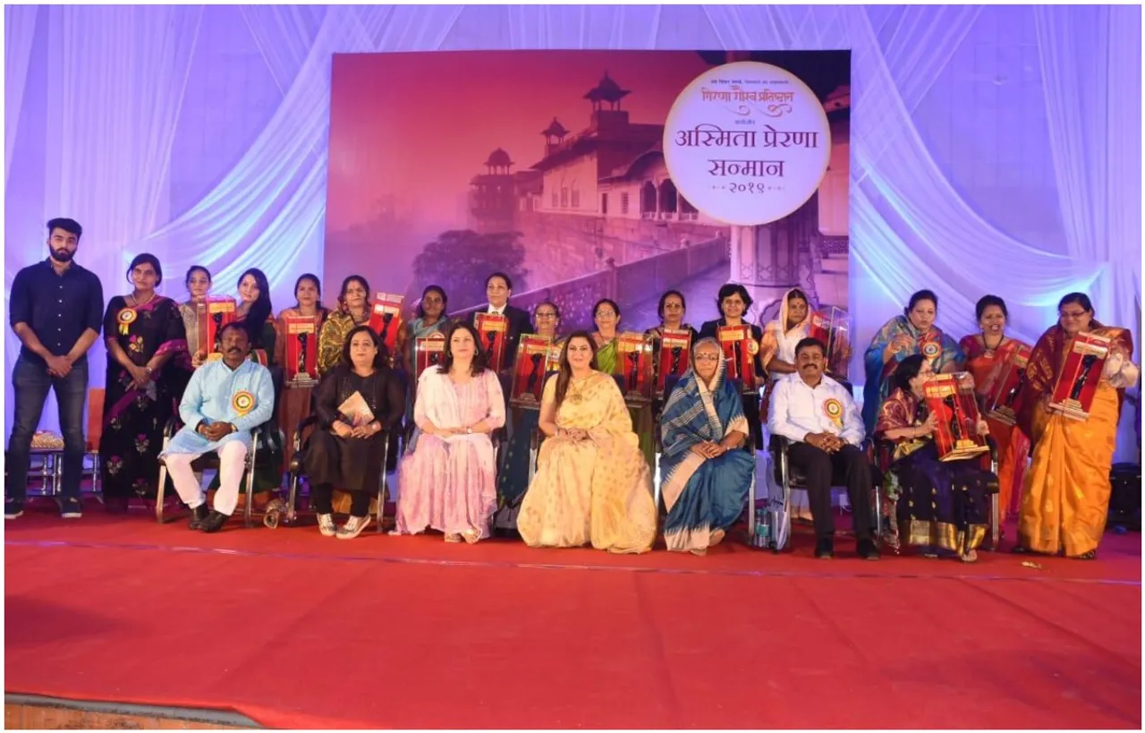 श्रीमती अस्मिता दिघावकर के श्रद्धाजंलि समारोह में महिलाएं सम्मानित