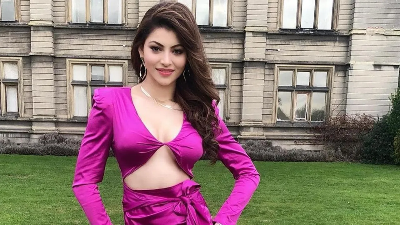उर्वशी रौतेला के लग्जरी कलेक्शन में नया चैनल हैंडबैग है जिसकी कीमत 10 लाख है।