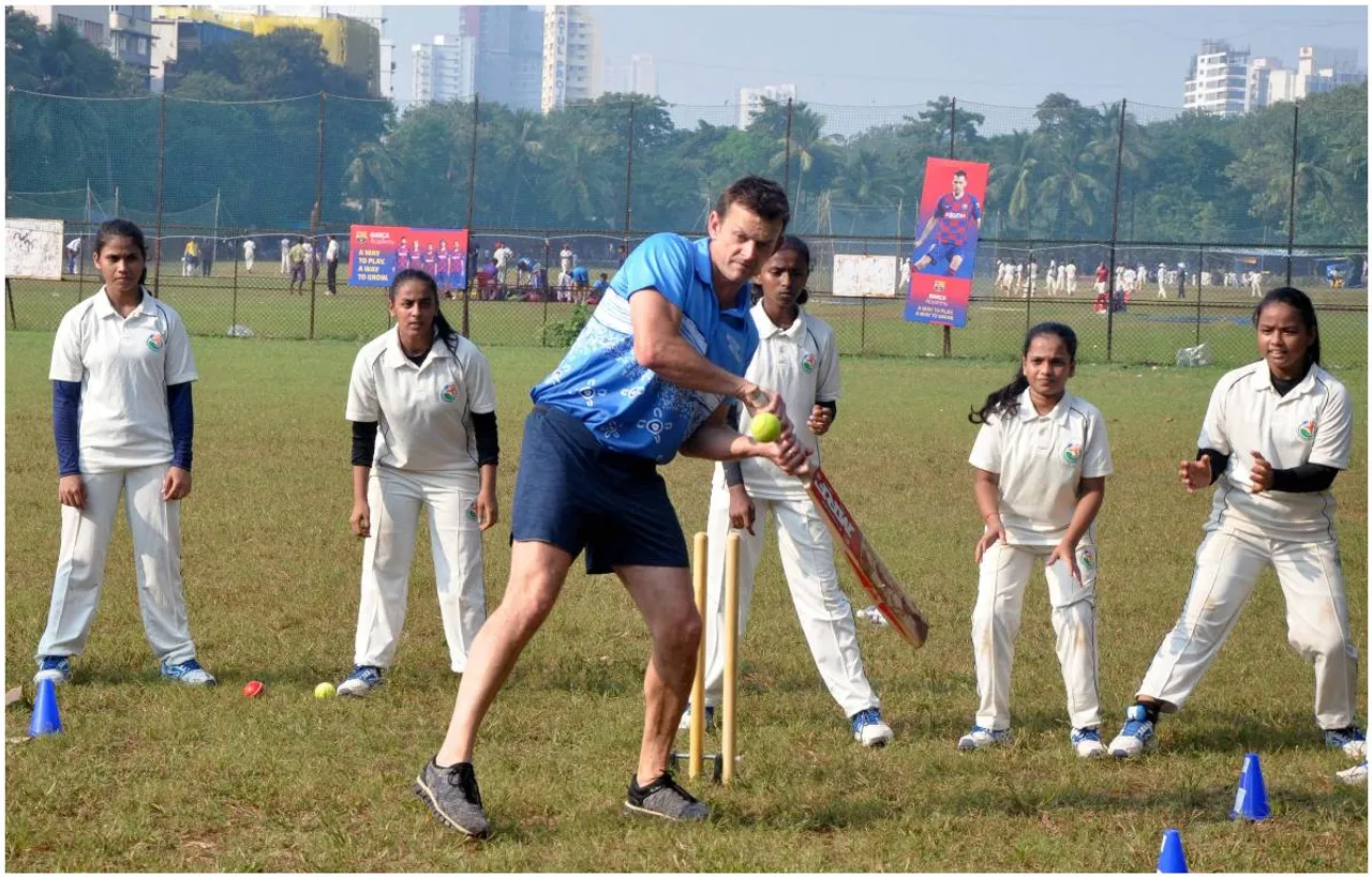 पूर्व ऑस्ट्रेलियाई क्रिकेटर एडम गिलक्रिस्ट ने बच्चों के लिए क्रिकेट चैरिटी में हिस्सा लिया