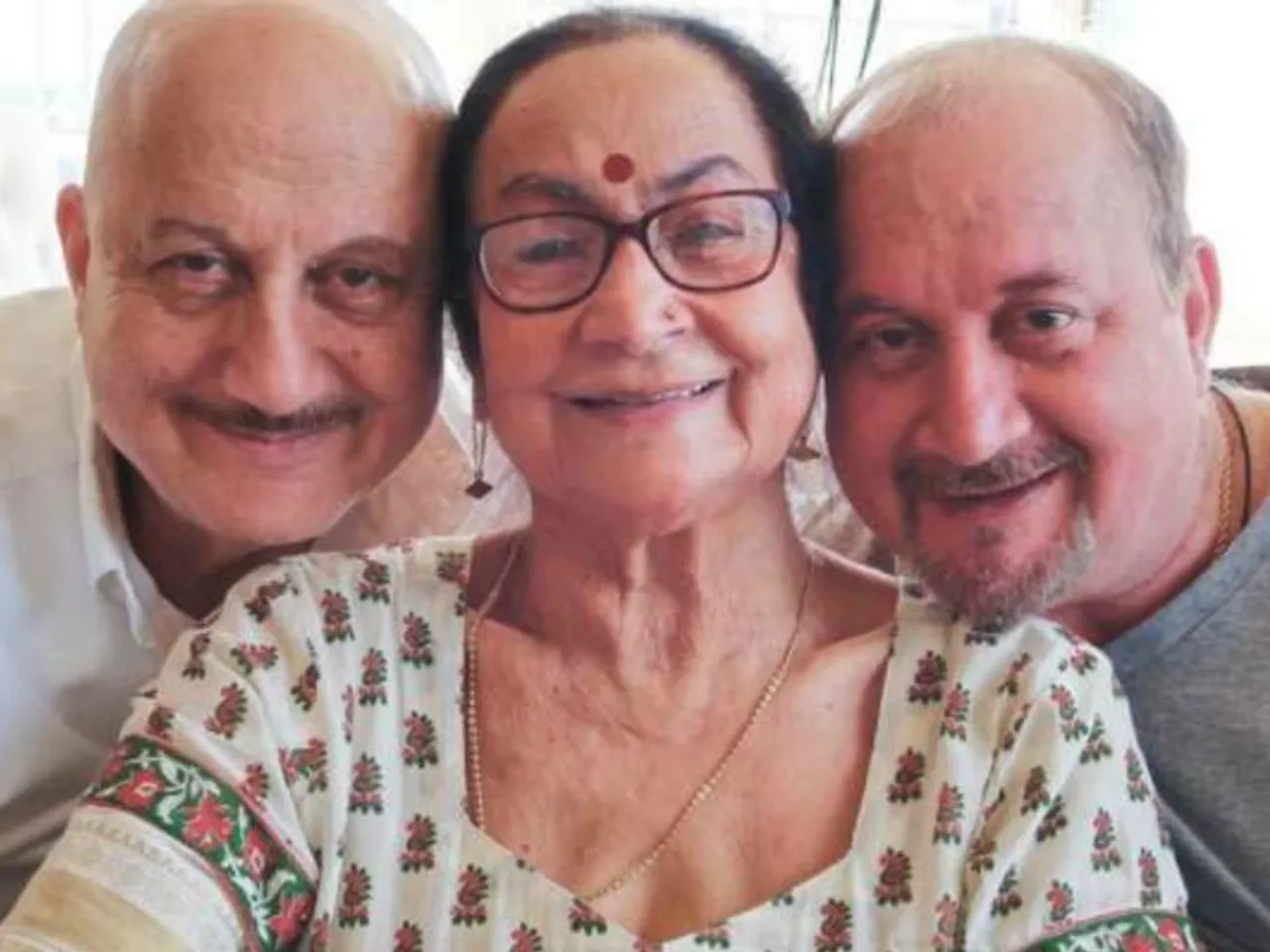 अनुपम खेर की मां ने कोरोना को दी मात, एक्टर ने शेयर किया अस्पताल का वीडियो