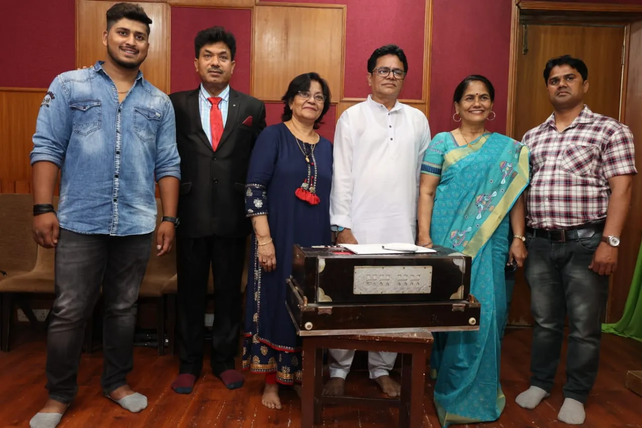 दादा साहेब फालके फिल्म फाउंडेशन द्वारा चार नए ट्रैक तैयार कर नए गायकों/कलाकारो का मार्गदर्शन कर रहे हैं अशफ़ाक खोपेकर!