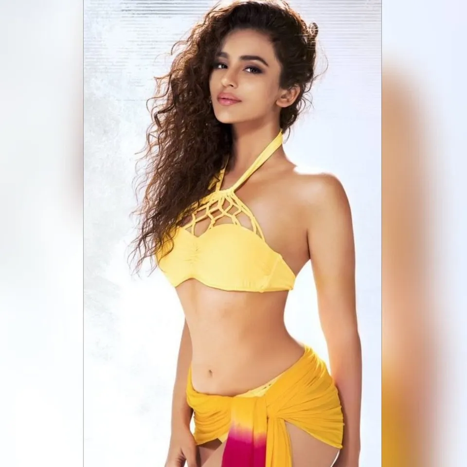 टॉलीवुड क्वीन सीरत कपूर की हॉट बिकिनी तस्वीरों को देखकर आपके उड़ जायेंगे होश।