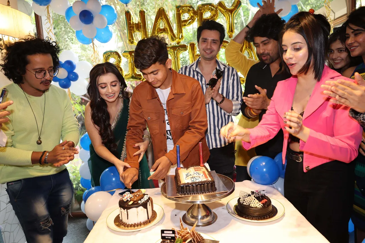 सीरियल "नथ ज़ेवर या ज़ंजीर" की महुआ चाहत पाण्डे ने अपने छोटे भाई साहस पाण्डेय का मनाया बर्थडे