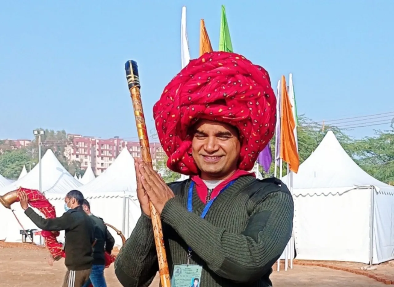 बड़ी पगड़ी कलरफुल ड्रेस पहने गुजराती वेशभूषा में वस्त्र मंत्रालय की झांकी को जीवंत करेंगे अभिनेता राजन कुमार