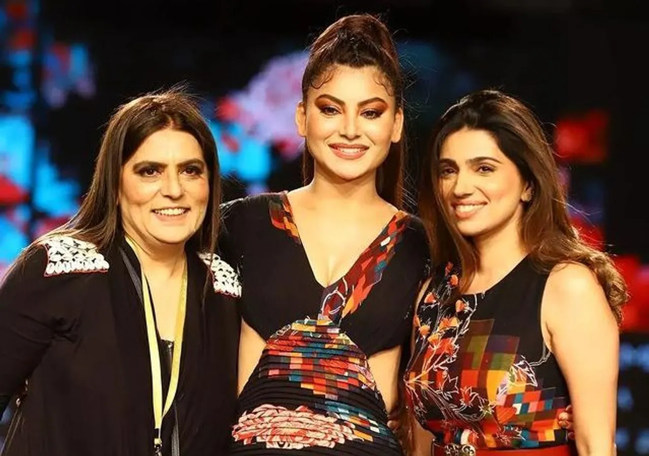 उर्वशी रौतेला ने  एफडीसीआई लैक्मे फैशन वीक ग्रैंड फिनाले शो में शो स्टॉपर के रूप में रैंप पर चलकर लगाई आग