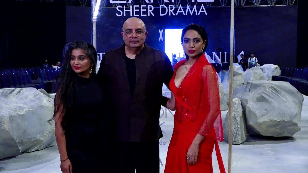 Sobhita Dhulipala ने शीर ड्रामा एक्स तरुण तहिलियानी के लिए किया रैंप पर वाक