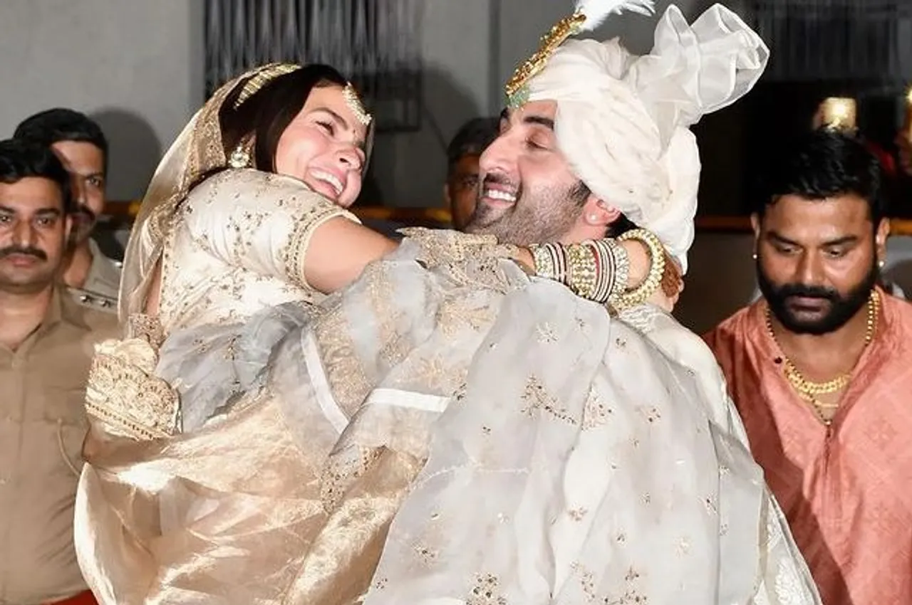 छत पर नई दुल्हन श्रीमती आलिया भट्ट कपूर को चूम लिया पति रणबीर कपूर ने फिर जब नीचे उतरे तो अपनी दुल्हनिया को गोद में उठा कर उड़ गए और देखती रह गई दुनिया।