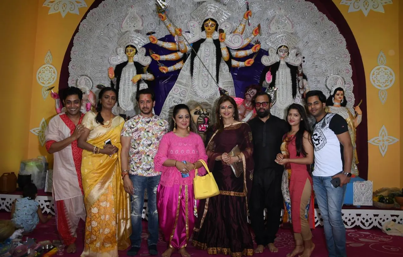Photos: ‘कलर्स मलाड वेस्ट सरबोजोनिन दुर्गोत्सव 2019’ की षष्ठी पूजा में पहुंचे सेलेब्स