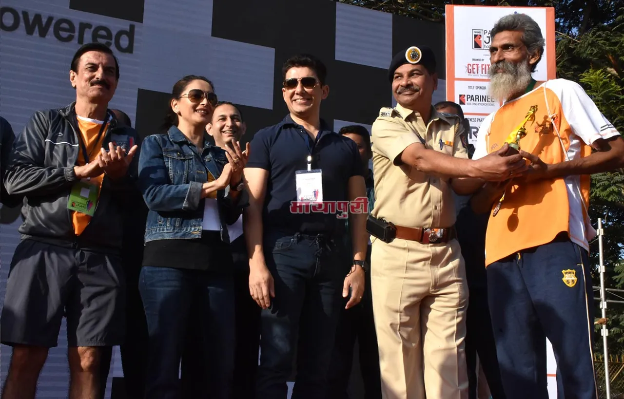 जुहू हाफ मैराथन में धावकों को प्रोत्साहित करने पहुंचे माधुरी दीक्षित  और उनके पति डॉ. श्री राम नेने