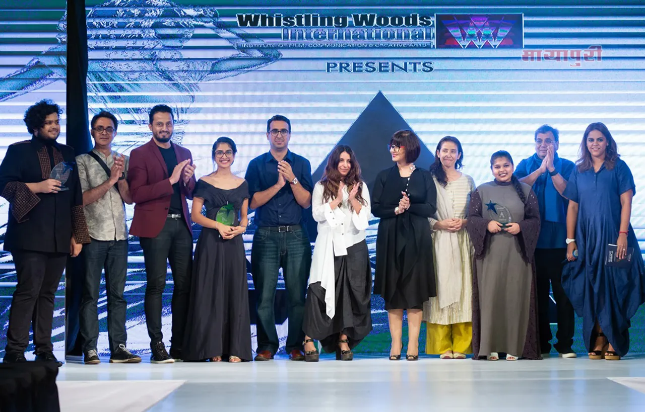 व्हिस्लिंग वुड्स इंटरनेशनल स्कूल ऑफ फैशन के ग्रेजुएशन फैशन शो में शामिल हुई मनीषा कोईराला और नीता लुल्ला