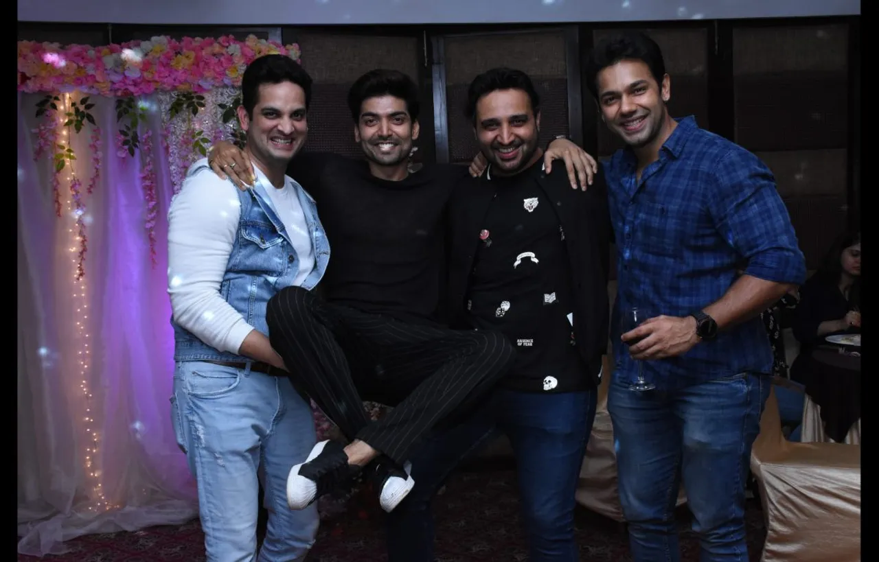 Photos: टीवी एक्टर रोमांच मेहता ने खास दोस्तों के साथ सेलिब्रेट किया अपना जन्मदिन