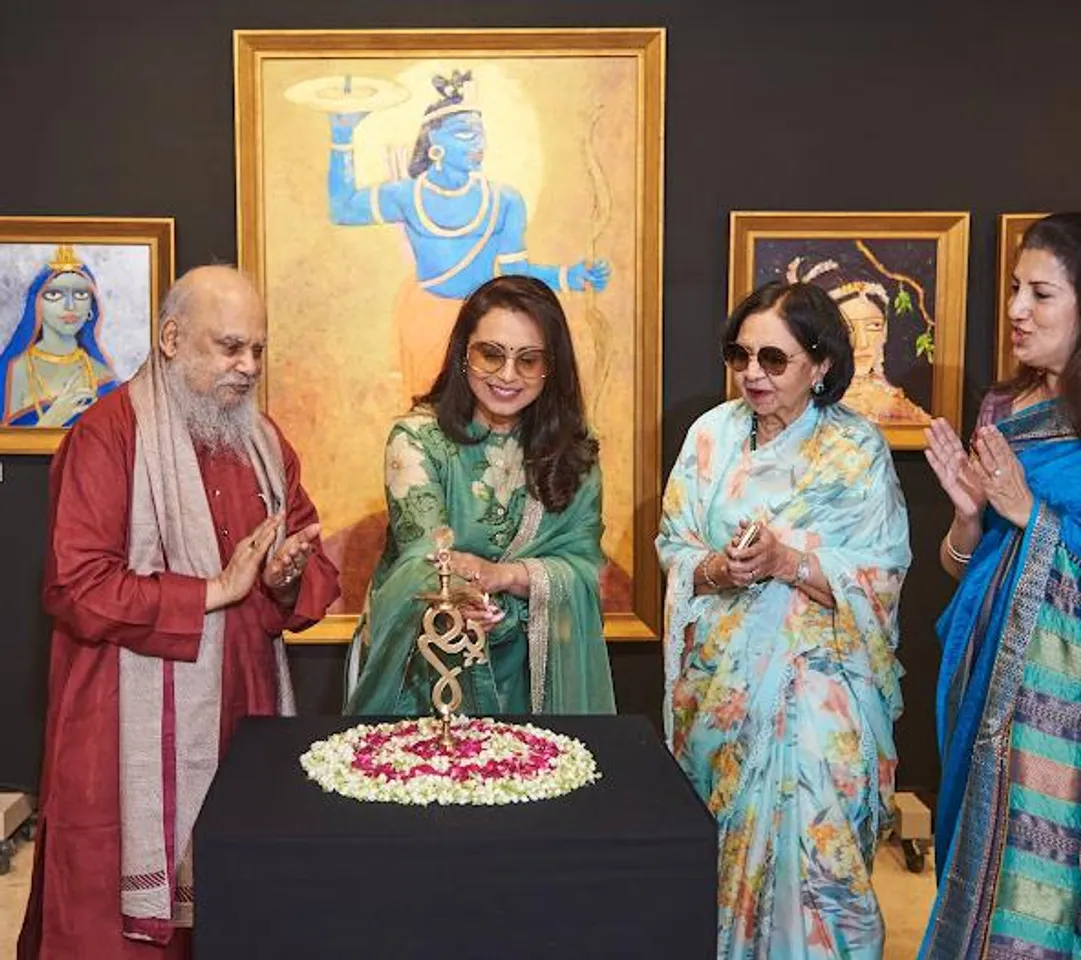 गैलरी आर्ट एंड सोल में प्रदर्शनी में रानी मुखर्जी और शोभा डे की उपस्थिति देखी गई, इन सभी ने कलाकार शुवाप्रसन्ना के काम की प्रशंसा की